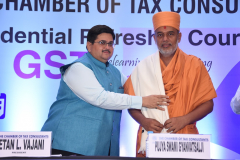 CA Ketan Vajani (President) felicitating Pujya Swani Gyaanvatsalji