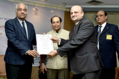 CA Hinesh Doshi (President) receiving appreciation Certificate from Hon’ble Mr. Justice B. N. Srikrishna (Retd.), Supreme Court of India